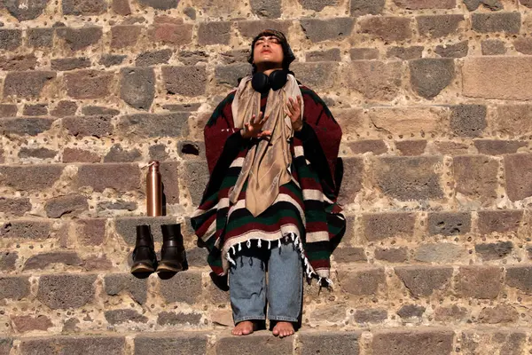 2024年3月21日 メキシコ メキシコ メキシコのテオティワカン自治体のテオティワカンの考古学的ゾーンで春のエクイノックス中に瞑想する女性 — ストック写真