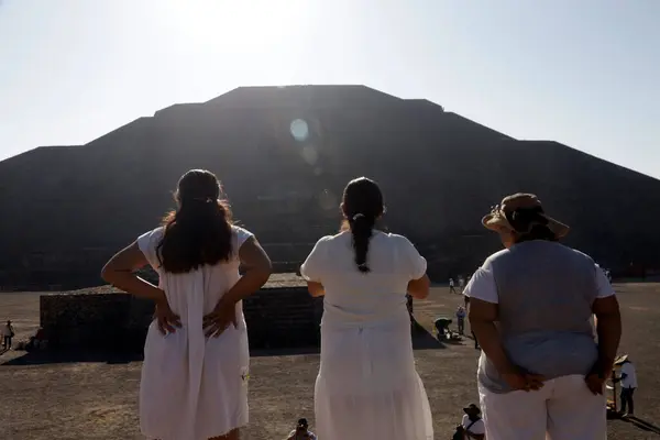 2024年3月21日 メキシコ メキシコの州 観光客は テオティワカン市のテオティワカンの考古学ゾーンで春のピラミッドに参加するために太陽のピラミッドを訪問します — ストック写真