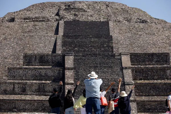 März 2024 Bundesstaat Mexiko Mexiko Touristen Besuchen Die Sonnenpyramide Der — Stockfoto