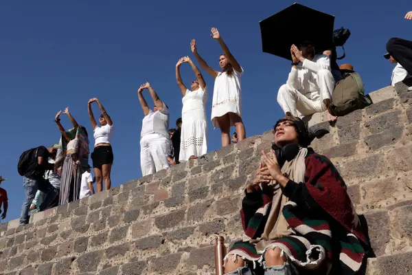2024年3月21日 墨西哥 墨西哥州 人们举起双手 在Teotihuacan市Teotihuacan考古区的春分期间为自己注入能量 — 图库照片