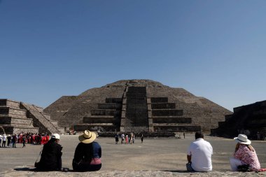 21 Mart 2024, Meksika: Turistler Teotihuacan Belediyesi 'ndeki Teotihuacan arkeolojik bölgesinde bahar ekinoksu çerçevesine katılmak için Güneş Piramidini ziyaret ederler.