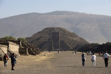 21 Mart 2024, Meksika: Turistler Meksika 'nın Teotihuacan Belediyesi' ndeki Teotihuacan arkeolojik bölgesinde bahar ekinoksu çerçevesine katılmak için Güneş Piramidini ziyaret ederler.