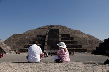 21 Mart 2024, Meksika: Turistler Meksika 'nın Teotihuacan Belediyesi' ndeki Teotihuacan arkeolojik bölgesinde bahar ekinoksu çerçevesine katılmak için Güneş Piramidini ziyaret ederler.