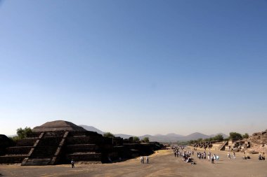21 Mart 2024, Meksika: Turistler Meksika 'nın Teotihuacan Belediyesi' ndeki Teotihuacan arkeolojik bölgesinde bahar ekinoksu çerçevesine katılmak için Güneş Piramidini ziyaret ederler.
