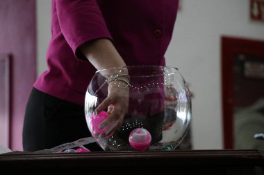 22 Mart 2024, Mexico City, Meksika: Başkanlık Müzakereleri Temsilcilerinin Kamu Toplantısı sırasında bir hostes çekiliş balolarını karıştırdı