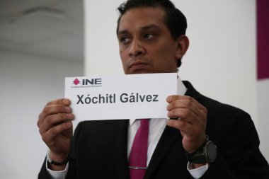 22 Mart 2024, Mexico City, Meksika: Başkanlık Müzakereleri Temsilcileri Masası 'nın Halk Çekilişi sırasında Xochitl Galvez' in adını gösteren bir hostes