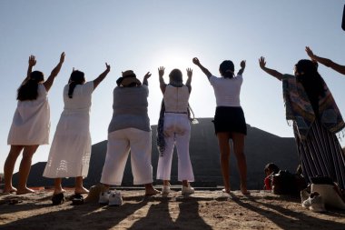 21 Mart 2024, Meksika: Turistler Teotihuacan Belediyesi 'ndeki Teotihuacan arkeolojik bölgesinde bahar ekinoksu çerçevesine katılmak için Güneş Piramidini ziyaret ederler.