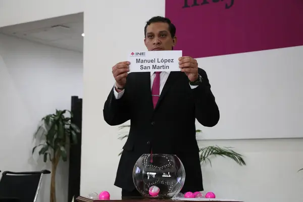 March 2024 Mexico City Mexico Hostess Shows Name Manuel Lopez — Stock Photo, Image