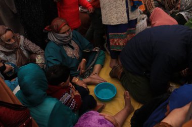 21 Mart 2024 'te Hindistan' ın Kashimir şehrinde hala Kaşmir 'de popüler olan bir kişi sülüklerin vücuttan kirli kan çıkararak deri hastalıklarını ve diğer kan enfeksiyonlarını tedavi edebileceğine inanılıyor.