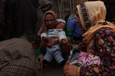 21 Mart 2024 'te Hindistan' ın Kashimir şehrinde hala Kaşmir 'de popüler olan bir kişi sülüklerin vücuttan kirli kan çıkararak deri hastalıklarını ve diğer kan enfeksiyonlarını tedavi edebileceğine inanılıyor.