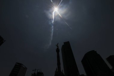 Güneş, Büyük Kuzey Amerika Güneş tutulması sırasında Angel de la Independencia Anıtı 'ndan görülür. Büyük kalabalık, Güneş tutulmasına tanıklık etmek için Angel de la Independencia 'yı topluyor. 8 Nisan 2024 'te Mexico City, Meksika. (