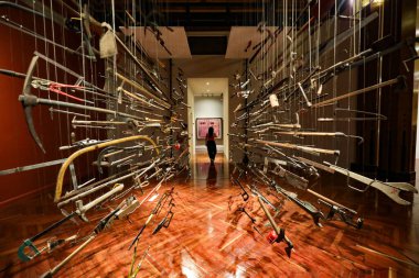 9 Nisan 2024. Mexico City, Meksika: Bir kadın, sanatçı Damian Ortega 'nın Pico y Elote sergisi sırasında Palacio de Bellas Sanat Müzesi' nde bir tura çıkıyor.