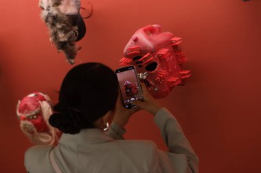 9 Nisan 2024. Mexico City, Meksika: Bir kadın, sanatçı Damian Ortega 'nın Palacio de Bellas Sanat Müzesi' nde düzenlediği Pico y Elote sergisinde fotoğraf çekiyor..