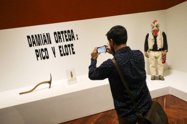 9 Nisan 2024. Mexico City, Meksika: Bir kişi, sanatçı Damian Ortega 'nın Palacio de Bellas Sanat Müzesi' nde düzenlediği Pico y Elote sergisi turunda fotoğraf çekiyor.