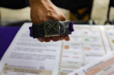 11 Nisan 2024, Mexico City, Meksika: Bir sonraki seçimlerde kullanılacak bir mühür, 2 Haziran 2024 seçim günü için seçim materyallerinin sunumu sırasında
