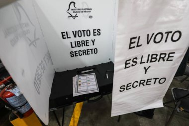 11 Nisan 2024, Mexico City, Meksika: Bir sonraki seçimlerde kullanılacak seçim sandıkları, 2 Haziran 2024 seçim günü için sunulan seçim materyallerinin sunumunda, Meksika Hükümeti 'ne oy vermek için, milletvekilleri 