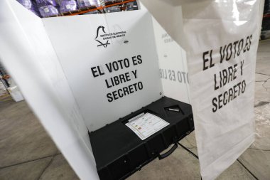 11 Nisan 2024, Mexico City, Meksika: Bir sonraki seçimlerde kullanılacak seçim sandıkları, 2 Haziran 2024 seçim günü için sunulan seçim materyallerinin sunumunda, Meksika Hükümeti 'ne oy vermek için, milletvekilleri 