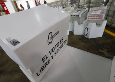 11 Nisan 2024, Mexico City, Meksika: Bir sonraki seçimlerde kullanılacak seçim sandıkları, 2 Haziran 2024 seçim günü için sunulan seçim materyallerinin sunumunda, Meksika Hükümeti 'ne oy vermek için, milletvekilleri 