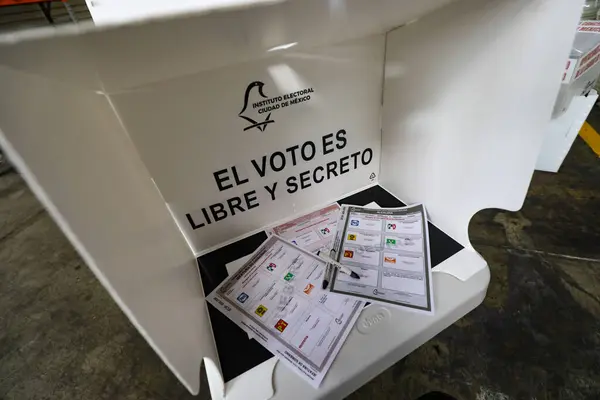 11 Nisan 2024, Mexico City, Meksika: Bir sonraki seçimlerde kullanılacak seçim sandıkları, 2 Haziran 2024 seçim günü için sunulan seçim materyallerinin sunumunda, Meksika Hükümeti 'ne oy vermek için, milletvekilleri 