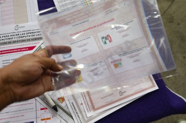 11 Nisan 2024, Mexico City, Meksika: Bir sonraki seçimlerde kullanılacak seçim pusulası, 2 Haziran 2024 seçim günü için seçim materyallerinin sunumu sırasında