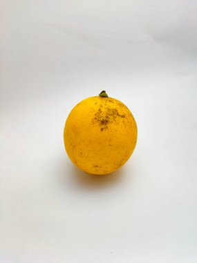 Lemon 'un izole edilmiş beyaz arkaplandaki yakın plan fotoğrafı. Reklam için uygun, piyasa tanıtımı vs..