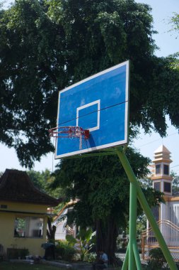 Kampüsteki basketbol potasının fotoğrafı. Tasarım unsurları, basketbol sosyal medya içeriği, poster vs. için uygun.