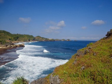 Kasap Sahili 'nin fotoğrafı, yazları kumlu tropikal kıyı manzarası. Turist hedefi sosyal medya içeriği, tatil, tasarım unsurları, gezgin hedefleri, seyahat uygulaması, vb..