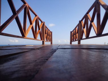 Tahta balkonun tepesinden Kasap Denizi Manzarası. Turist hedefi sosyal medya içeriği, tatil, tasarım unsurları, gezgin hedefleri, seyahat uygulaması, vb..