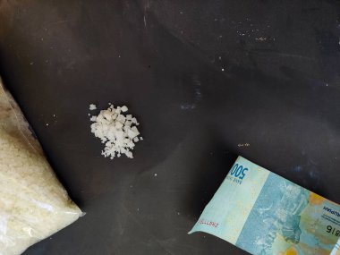 Uyuşturucu satıcısı ya da esrarkeş konseptinin izole edilmiş siyah arka plan fotoğrafı. Tasarım unsurları, poster, uyuşturucu bağımlılığı eğitimi, rehabilitasyon bağımlısı, narkotik poster, uyuşturucu karşıtı kampanya vs. için mükemmel.