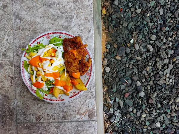 将鸡肉沙拉贴在白盘上的食物照片 完美食品博客 食品杂志 烹调书籍食谱 社交媒体内容 餐厅菜单等 — 图库照片