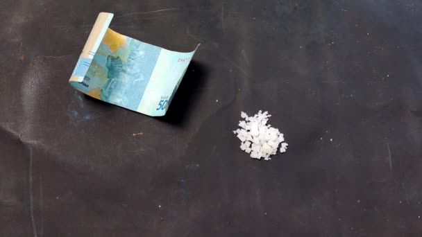 4Kビデオ メタンフェタミンジャンキー ロールインドネシアのお金請求書 隔離された黒い背景 薬物中毒について 違法な麻薬密売 違法なビジネス ハビタット 薬物依存症 — ストック動画