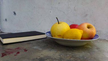 Meyve fotoğrafçılığının içinde armut, elma ve limon vardır..