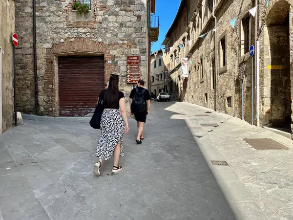 Sarteano Itálie 2023 Muž Dívka Procházejí Starém Italském Městě Toskánsku — Stock fotografie