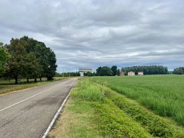 Tarladan Campogallianno 'nun manzarası. Kaliteli fotoğraf. Ev ve arazi. 