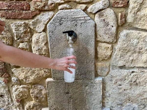 Пополнение Пластиковой Бутылки Водой Улице Sarteano Старый Итальянский Город Тоскане Стоковая Картинка
