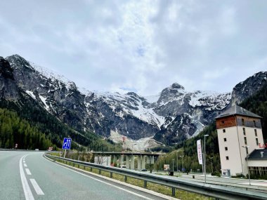 Flachau 'ya giden dağ yolu. Otel manzarası 