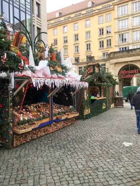 Dresden Niemcy 2018 Świąteczne Stoisko Targach Dreźnie Sprzedam Orzechy Suszone — Zdjęcie stockowe