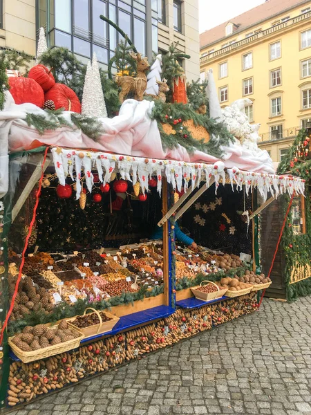 Dresden Alemanha 2018 Christmas Stall Fair Dresden Vendendo Nozes Frutas — Fotografia de Stock