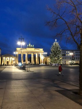 Brandenburg kapısı ve Berlin 'deki yılbaşı ağacı ve menorah. Erken Aralık Sabahı. 