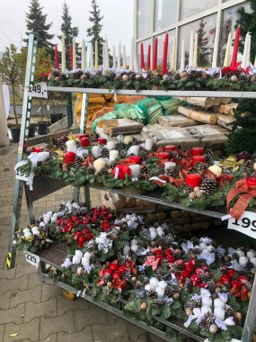 Bahçe merkezi Chabarovice 'de Noel süsleri indirimde. Kaliteli fotoğraf. Mumlu geleneksel Noel çelenkleri. 