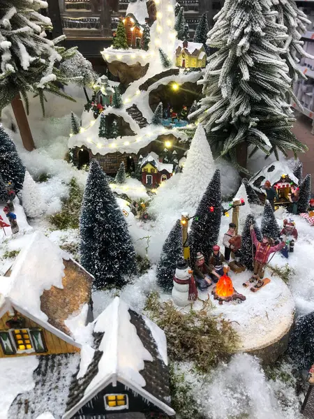 伝統的なミニチュアクリスマス村 角を持つミュージシャン 森の観光客 高品質の写真 — ストック写真