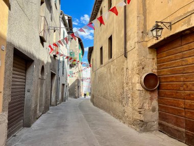 Sarteano 'nun eski dar sokakları, İtalya Toskana. Kaliteli fotoğraf. Eski su boruları. Antika kapılar ve kapılar. Yol yukarı ve aşağı gider.. 