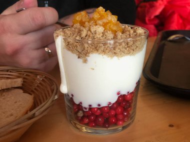 Koscieliska Vadisi, Tatry Ulusal Parkı. Yüksek kalite fotoğraf. Böğürtlen, kepek ve elmalı ulusal cila tatlısı.. 