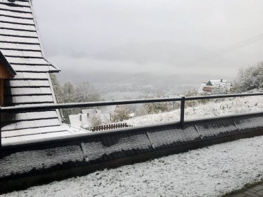 Evin dışında kar var. Dağlardaki köyde kar yağıyor. Koscielisko zakopane, Polonya. Yüksek kalite 