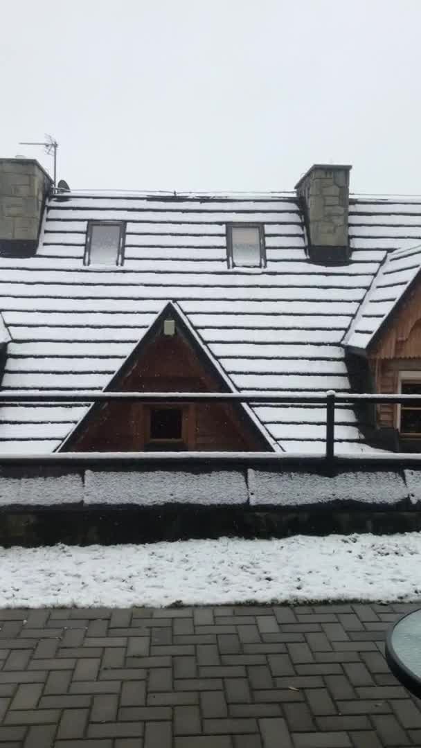 家の外に雪が降りました 山の村で雪が降っている ポーランドのコシェリスコ クロポパン 高品質のフルHd映像 — ストック動画