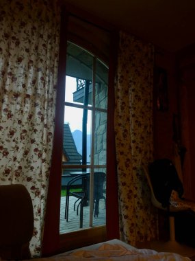 Bir kulübenin penceresinden bir dağa bak. Koscielisko. Polonya dağlarında sonbahar. Yüksek kaliteli fotoğraf.