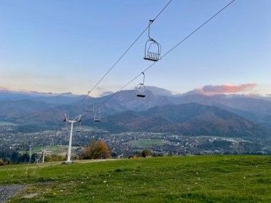 Dağlarda açık karavanı olan bir kablo araba. Koscielisko, Zakopane Polonya. Yüksek kalite fotoğraf