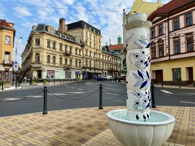 Şehrin merkezi Teplice: dükkanlar, kafeler, çiçekler, lambalar, farvor çeşmesi. Yüksek kalite fotoğraf