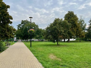 Teplice, Çek Cumhuriyeti 'ndeki yeşil güzel park. İnanılmaz bir gökyüzü. Yüksek kalite fotoğraf