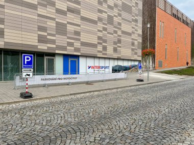 TEPLICE, CZECH REPUBLIC - 13.09.2023: Alışveriş merkezi galerisinin duvarı. Moto park yeri. Yüksek kalite fotoğraf